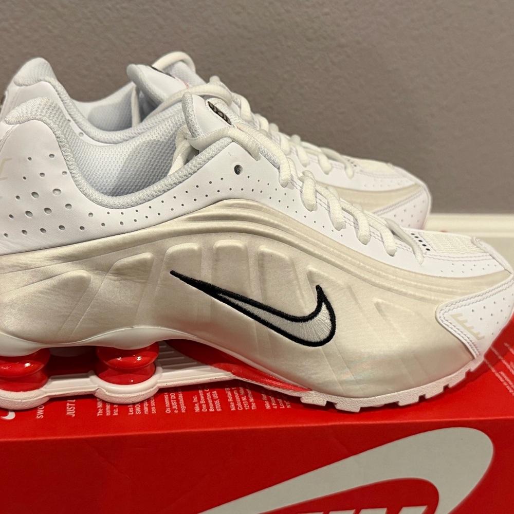 NEW Nike Shox R4 Big Kids size 6Y White/Phantom/Picante Red Sneakers
